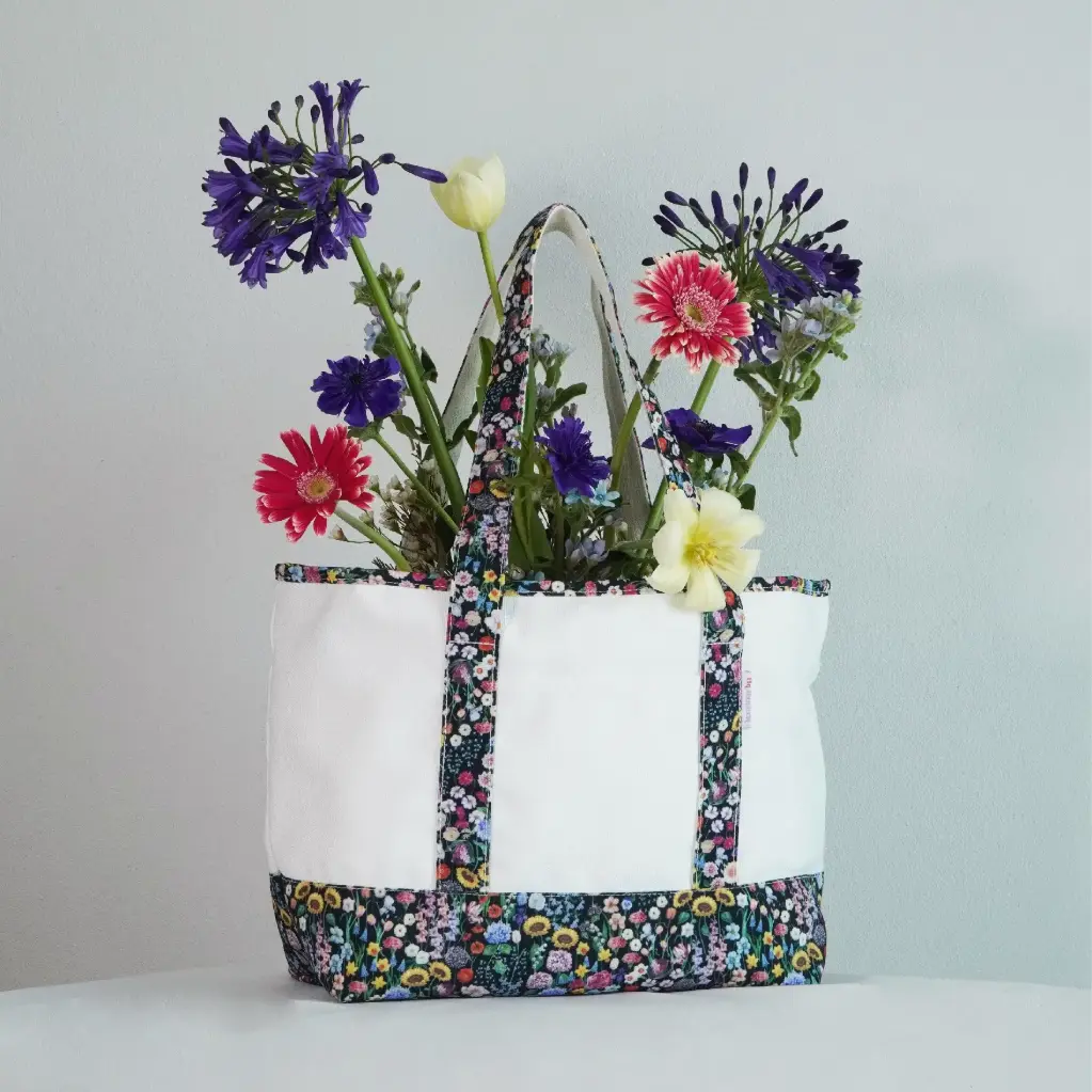 Black Flower Field : Tote Bag